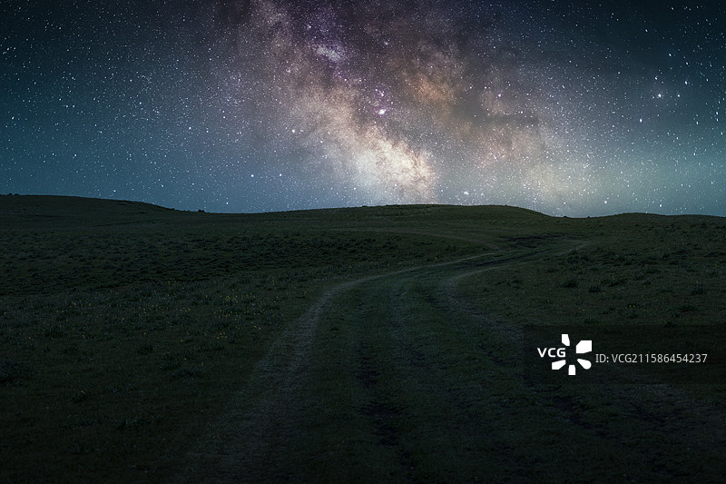 星空银河下的草原，草原背景，星空背景，光，草原，星空图片素材