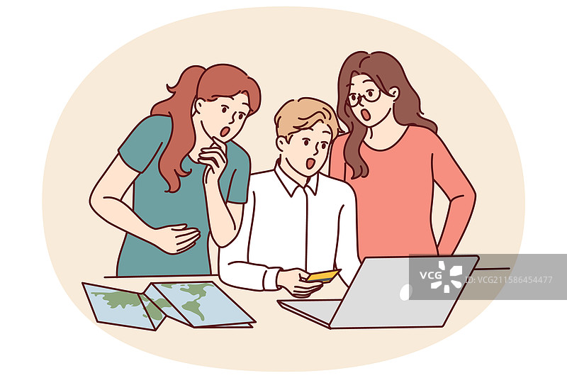 惊讶的朋友们在网上用信用卡购物图片素材