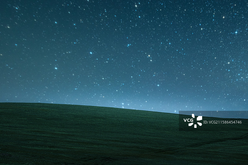 星空背景，星空下的草原，草原背景，星空，绿色，蓝色，光图片素材