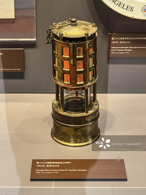 上海体育博物馆陈列展品——1984年第二十三届洛杉矶夏季奥运会火种灯图片素材