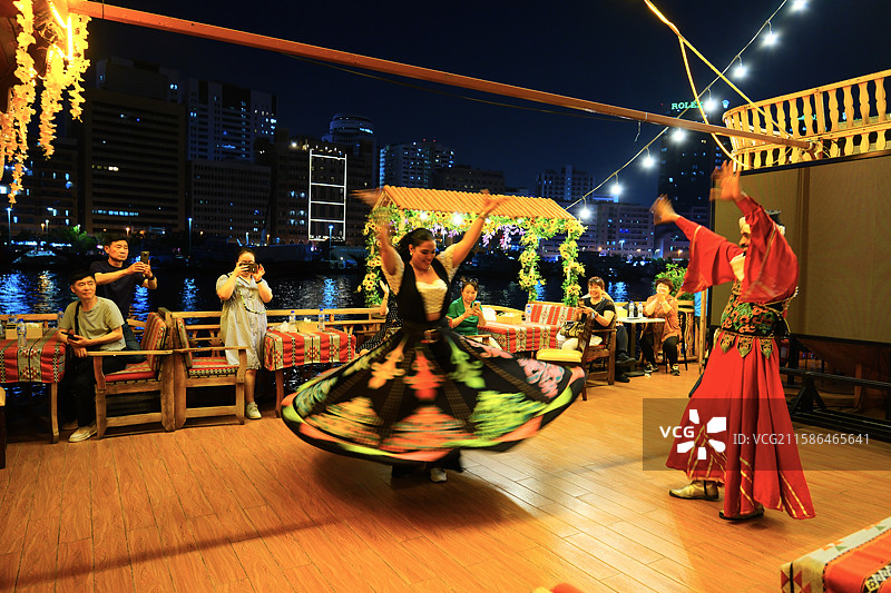 迪拜河夜景邮轮阿拉伯民族舞蹈图片素材