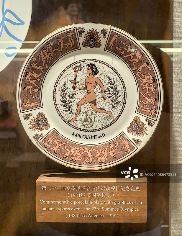 上海体育博物馆陈列展品——1984年洛杉矶第二十三届夏季奥运会古代奥运项目纪念瓷盘图片素材