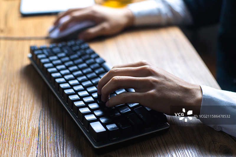 电脑键盘和手的特写镜头图片素材