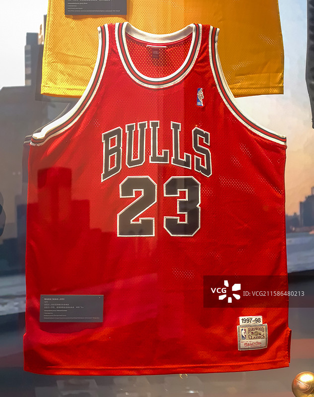 上海体育博物馆陈列展品——美国NBA球星球衣：公牛队迈克尔·乔丹图片素材