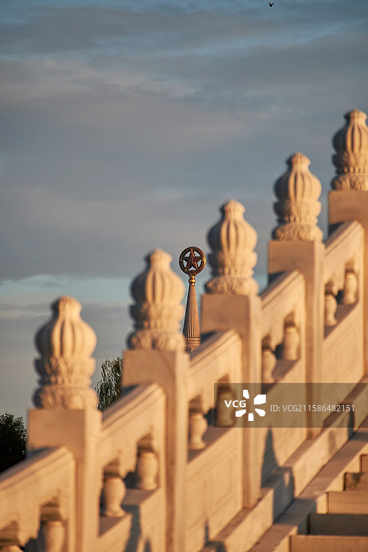 北京玉渊潭公园八一湖中堤桥汉白玉栏杆和军事博物馆上的五角星五星图片素材