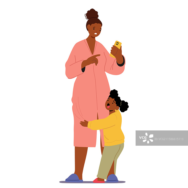 生气的母亲给保姆打电话，要求照看孩子。图片素材