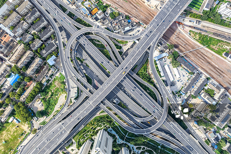 河南郑州农业路大桥正上方视角航拍，多车道高速公路、立交桥、高架道路、道路、十字路口图片素材