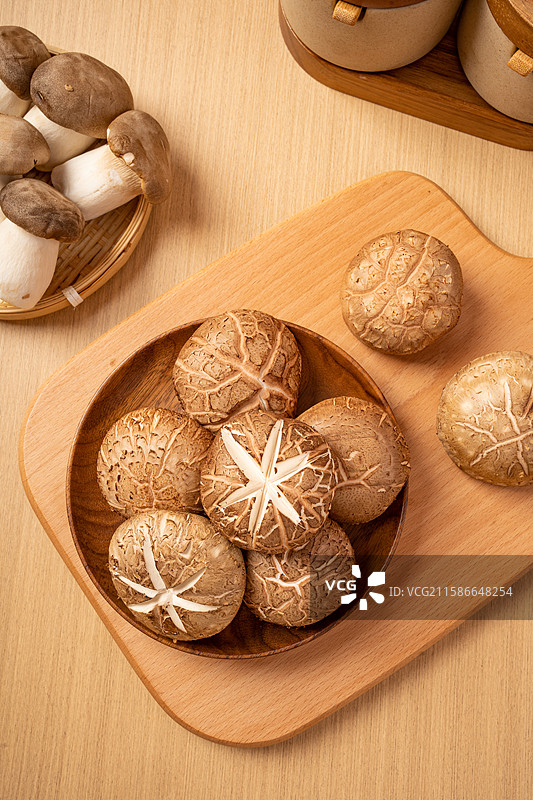 盘子上的椴木花菇图片素材