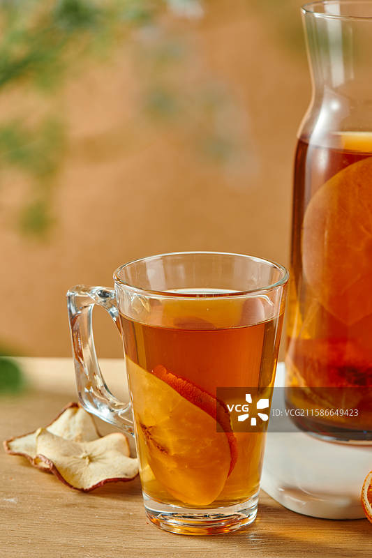 玻璃杯里的饮品 苹果雪梨甜橙红茶图片素材