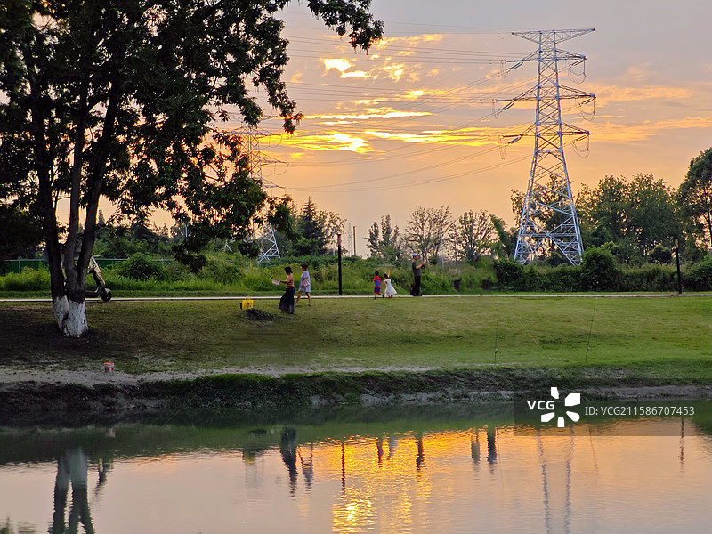 成都郫县三道堰的夕阳湖景天空图片素材