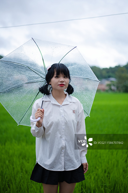 雨后透明雨伞女孩性感情绪摄影图片素材