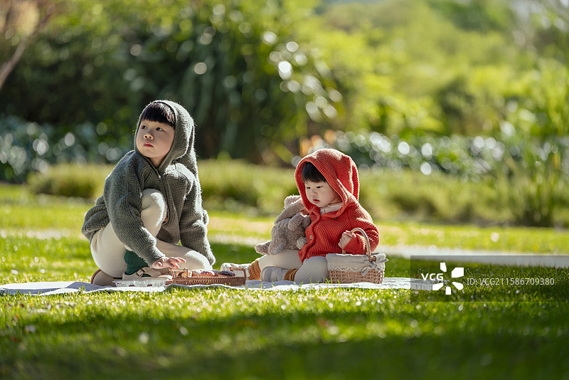 花园草坪上的野餐两个小孩图片素材