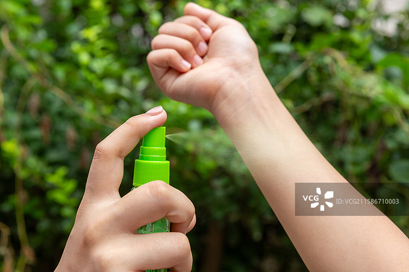 户外使用驱蚊喷雾场景图片素材