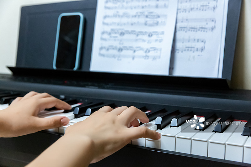 双手弹奏钢琴的美妙瞬间图片素材