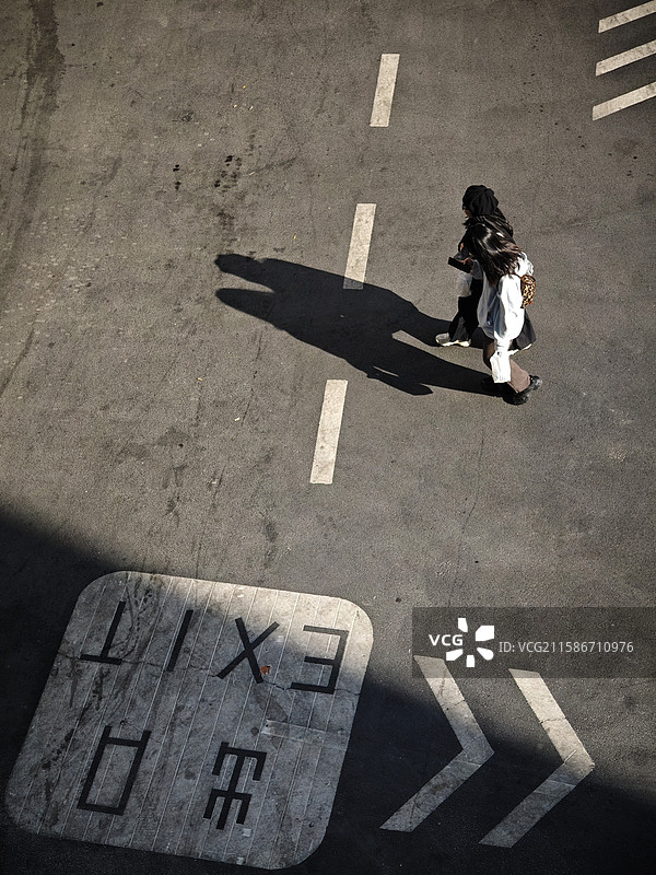 路口的选择图片素材