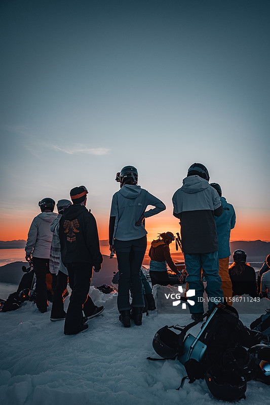 雪场山顶看日落图片素材