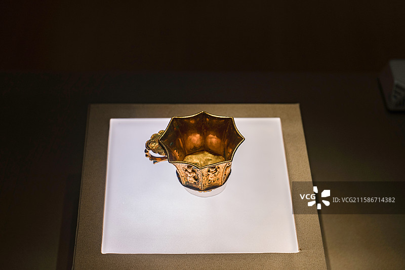 陕西历史博物馆藏唐代人物纹八棱金杯图片素材