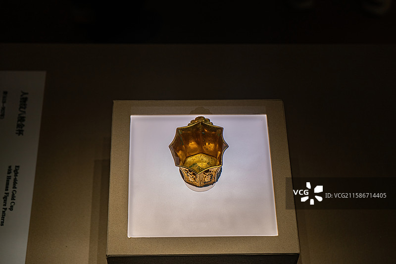 陕西历史博物馆藏唐代人物纹八棱金杯图片素材