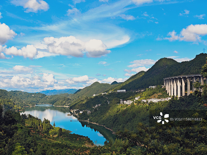 蓝天碧水·高速公路桥 拍摄于湖北省咸丰县图片素材