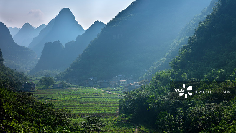 清晨，阳光撒进群山里的家图片素材