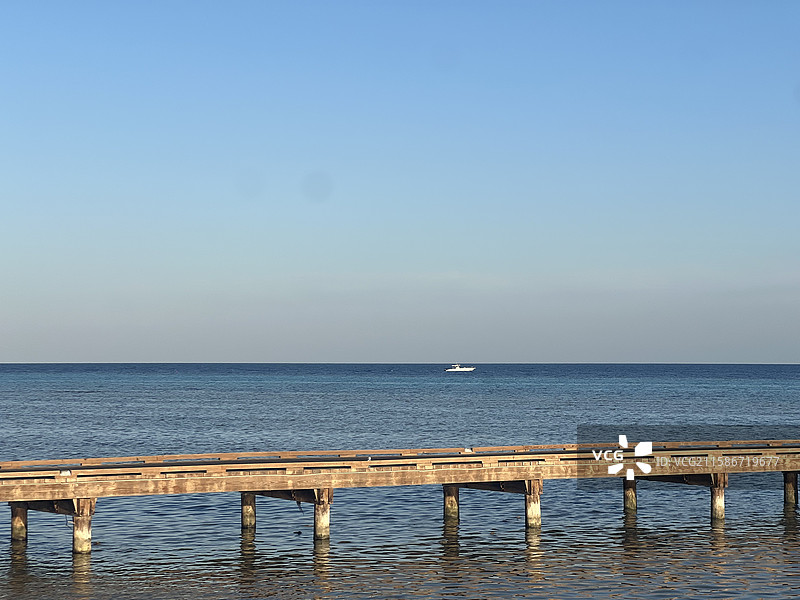 埃及赫尔格达红海旅游度假区海岸线美景 埃及赫尔格达 索马湾 红海海岸线 浪漫海边度假区 度假栈桥图片素材