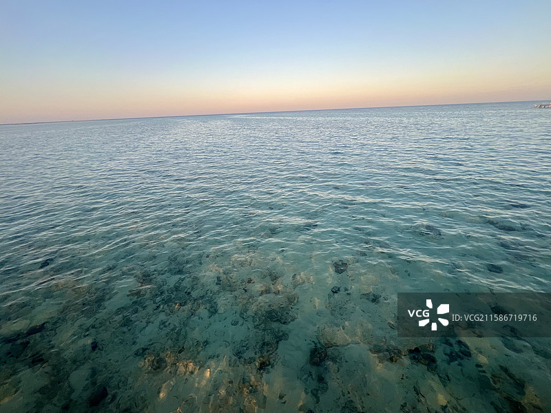 埃及赫尔格达红海旅游度假区海岸线美景 埃及赫尔格达 索马湾 红海海岸线 浪漫海边度假区 度假栈桥图片素材
