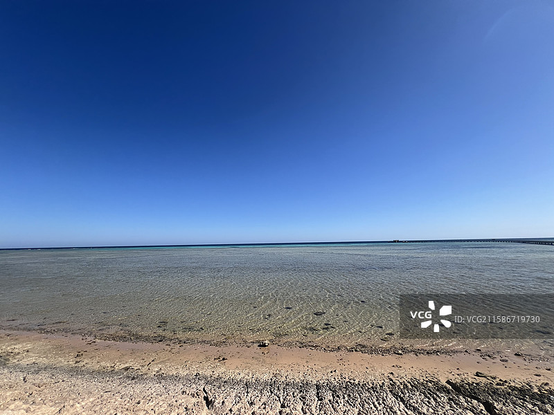 埃及赫尔格达红海旅游度假区海岸线美景 埃及赫尔格达 索马湾 红海海岸线 浪漫海边度假区 度假栈桥图片素材