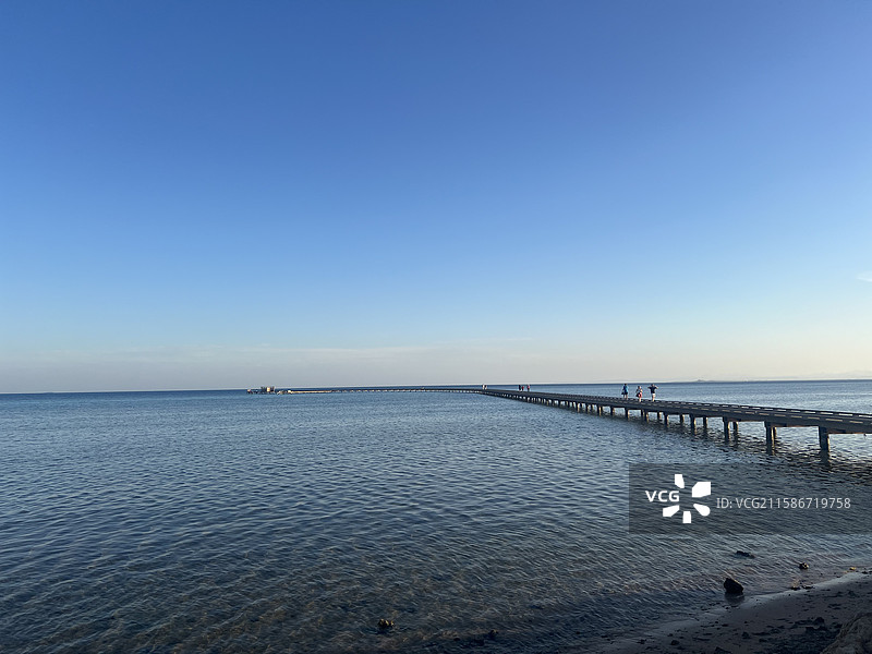 埃及赫尔格达红海旅游度假区海岸线美景 埃及赫尔格达 索马湾 红海海岸线 浪漫海边度假区 度假栈桥图片素材