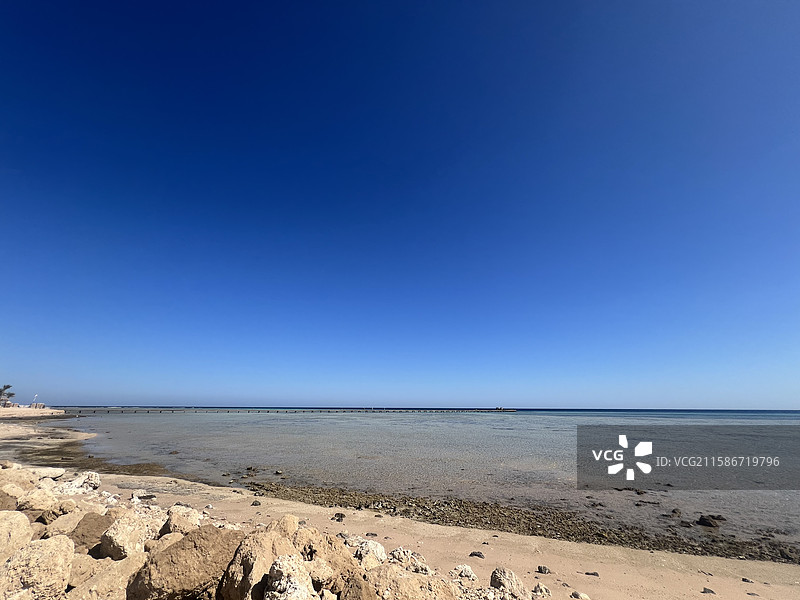 埃及赫尔格达红海旅游度假区海岸线美景 埃及赫尔格达 索马湾 红海海岸线 浪漫海边度假区 度假栈桥图片素材