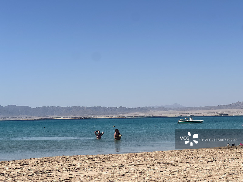 埃及赫尔格达红海旅游度假区海岸线美景 埃及赫尔格达 索马湾 红海海岸线 浪漫海边度假区 度假栈桥图片素材