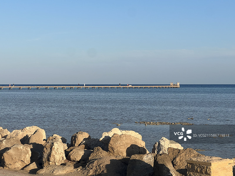 埃及赫尔格达红海旅游度假区海岸线美景 埃及赫尔格达 索马湾 红海海岸线 浪漫海边度假区 度假栈桥图片素材