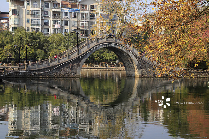 抚州市人民公园西湖上的雲鹊桥图片素材