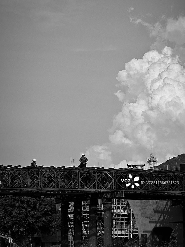 多云天空下的桥梁建设中俯视图图片素材