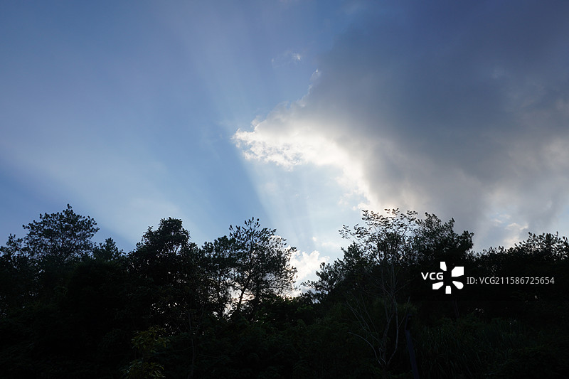 当丁达尔效应出现时光就有了形状图片素材