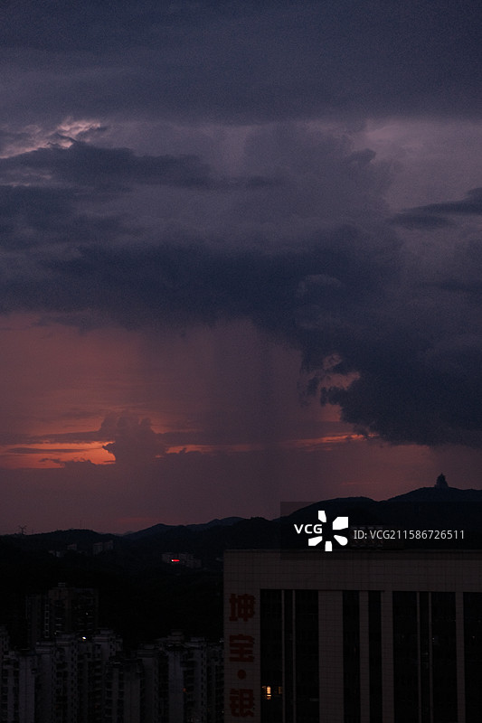 黄石东方山强对流天气晚霞雨幡同框图片素材