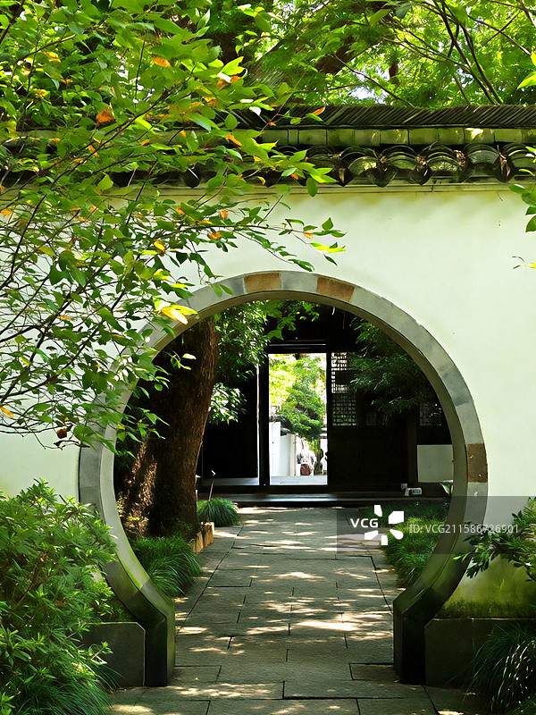 立秋后的杭州，依旧晴空万里，高温酷暑，绿植草坪似乎也在努力抗争。图片素材