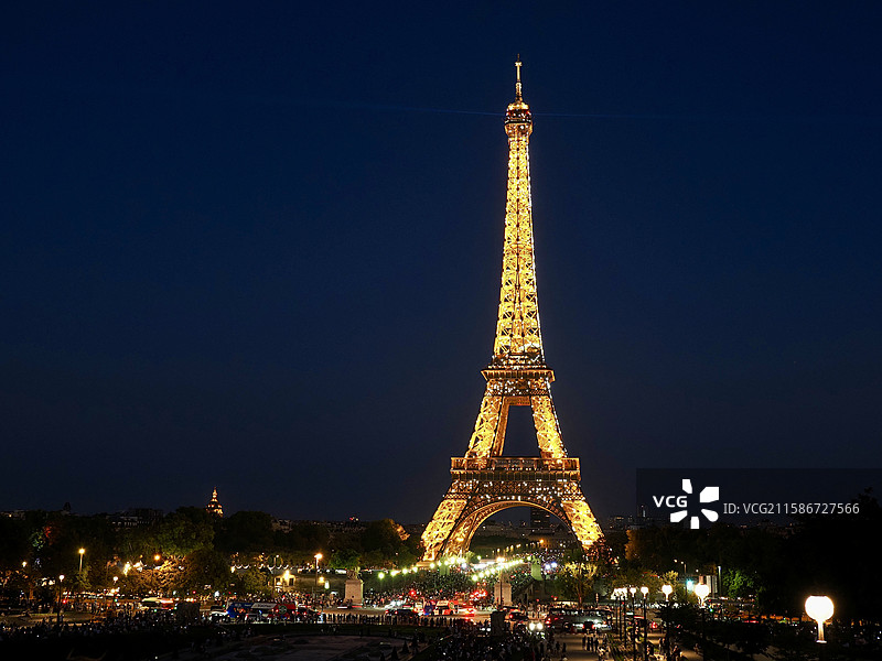 闪亮中的埃菲尔铁塔图片素材