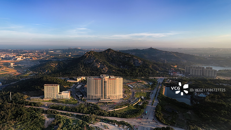 青山绿水间的石狮市医院图片素材