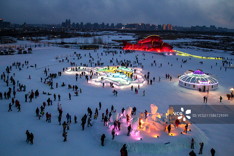 哈尔滨冰雪大世界雪地冰雕建筑热闹人潮氛围夜景图片素材