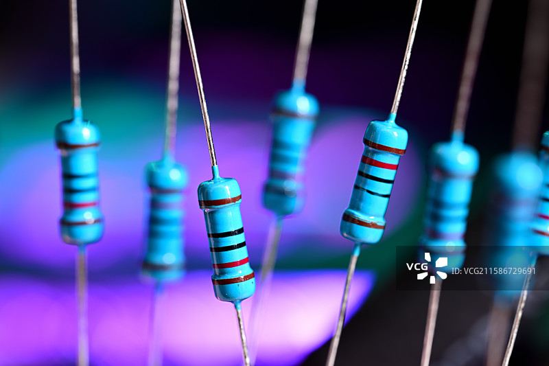 电阻，彩色背景下的金属膜贴片电阻，电子科技，未来科幻图片素材