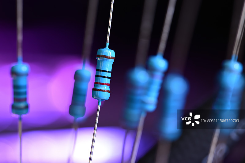 电阻，彩色背景下的金属膜贴片电阻，电子科技，未来科幻图片素材