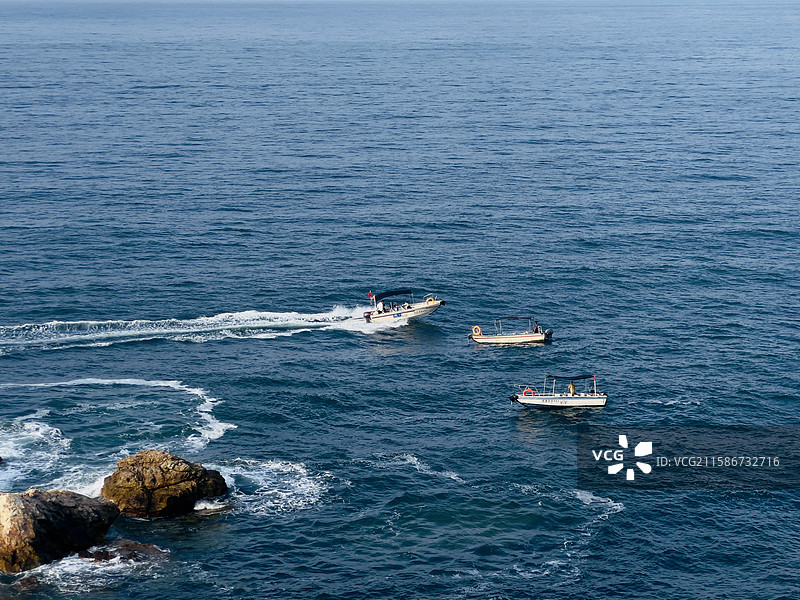 深圳天文台录下的游艇就像三个孩子在海边玩耍图片素材