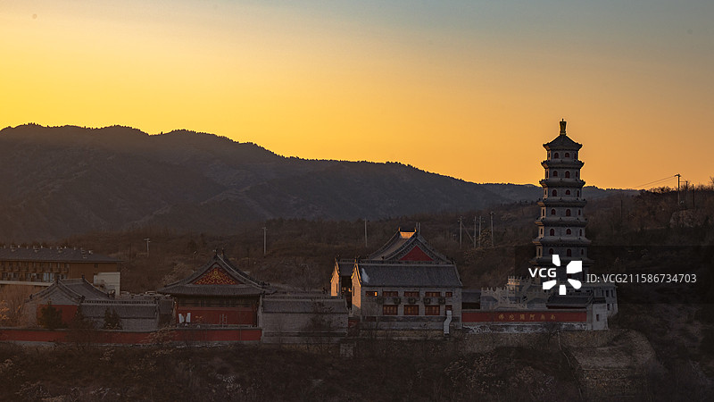 圆通塔位于古北水镇“主一路”旁山顶处，圆通塔寺由观音院和圆通塔两大建筑群组成图片素材