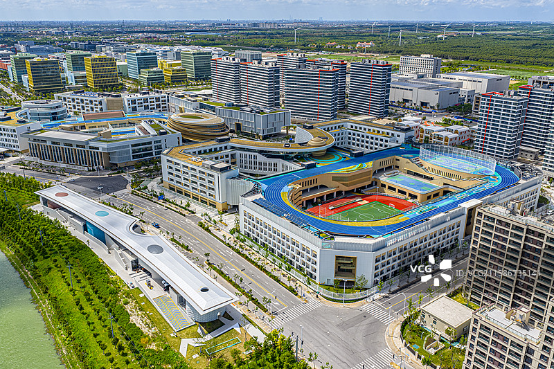 上海临港平和学校 上海金港产业社区教育综合体 覆盖幼儿园小学初中高中 金桥临港综合区吸引人才落户图片素材
