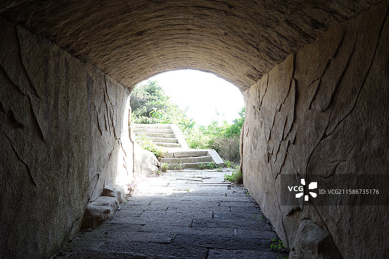 山东省青岛市崂山巨峰景区：风桥险渡图片素材