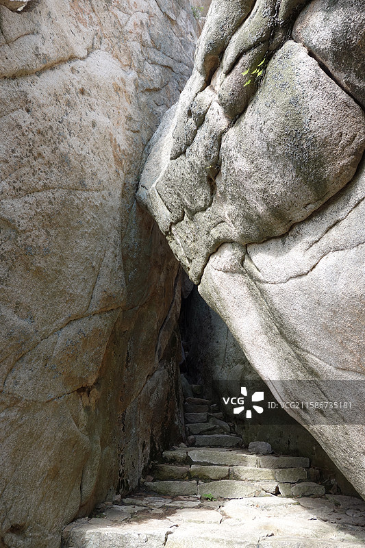 山东省青岛市崂山巨峰景区：乾坤洞图片素材