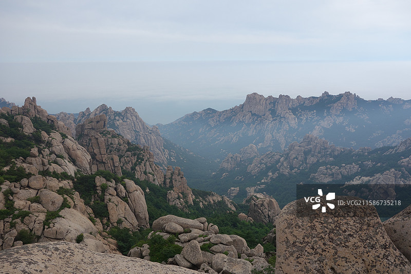 山东省青岛市崂山巨峰景区：仰天池远眺丹炉峰图片素材