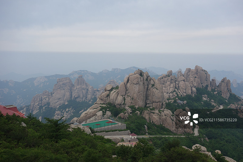 山东省青岛市崂山巨峰景区：仰天池远眺丹炉峰图片素材