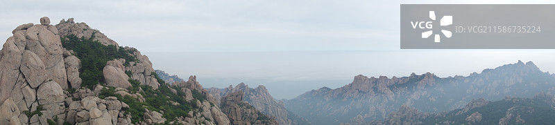 山东省青岛市崂山巨峰景区：仰天池远眺丹炉峰图片素材