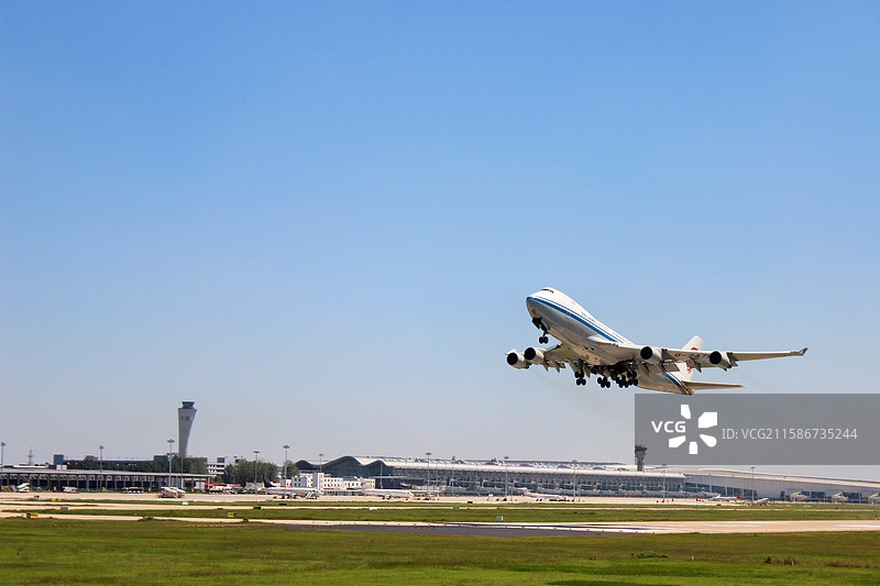 河南新郑机场跑道上起飞的客机，空中的飞机图片素材